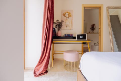 Bed, Seating area, Bedroom, hair dresser