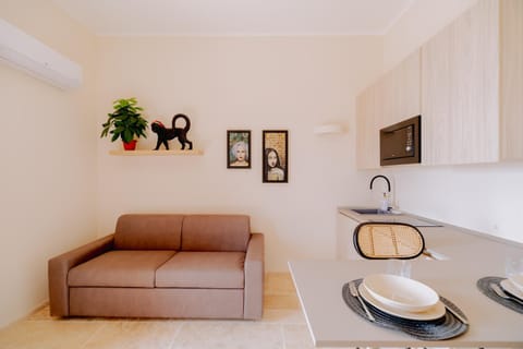 Kitchen or kitchenette, Living room, Seating area, Dining area