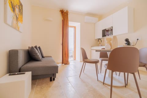 Kitchen or kitchenette, Living room, Seating area, Dining area, minibar