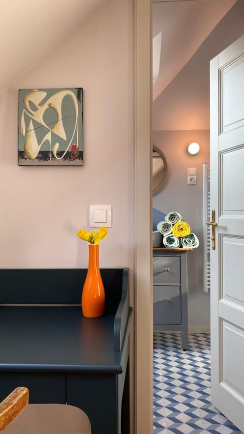 Bathroom, Decorative detail, Bedroom, towels