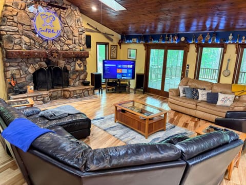 TV and multimedia, Living room, Seating area, Evening entertainment