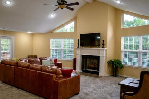 Communal lounge/ TV room, TV and multimedia, Living room, Seating area