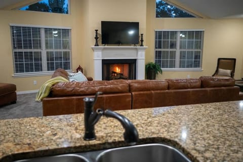 TV and multimedia, Living room, Seating area, flat iron