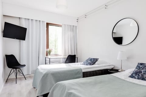 Bed, TV and multimedia, Photo of the whole room, Bedroom