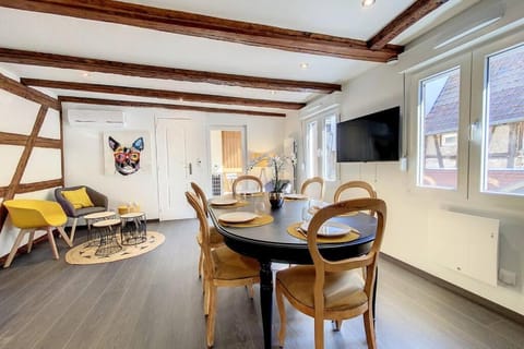 TV and multimedia, Living room, Seating area, Dining area