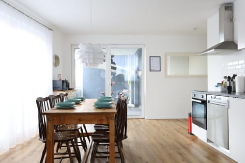 Kitchen or kitchenette, Dining area