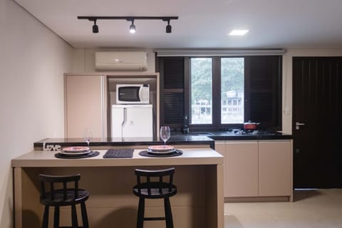 Kitchen or kitchenette, Dining area, minibar, pet friendly, stove