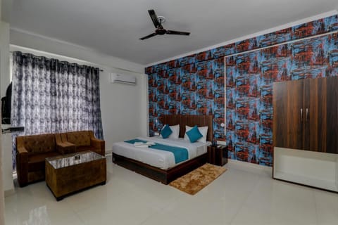 Communal lounge/ TV room, Bed, TV and multimedia, Seating area, Bedroom, air conditioner, air conditioner