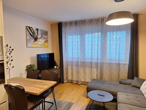 TV and multimedia, Living room, Seating area