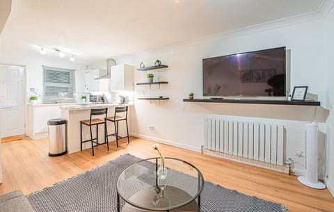 TV and multimedia, Kitchen or kitchenette, Living room, Dining area, internet, minibar, stove