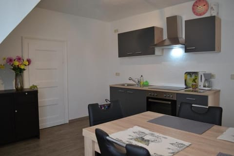 Kitchen or kitchenette, Dining area, minibar, pet friendly, stove