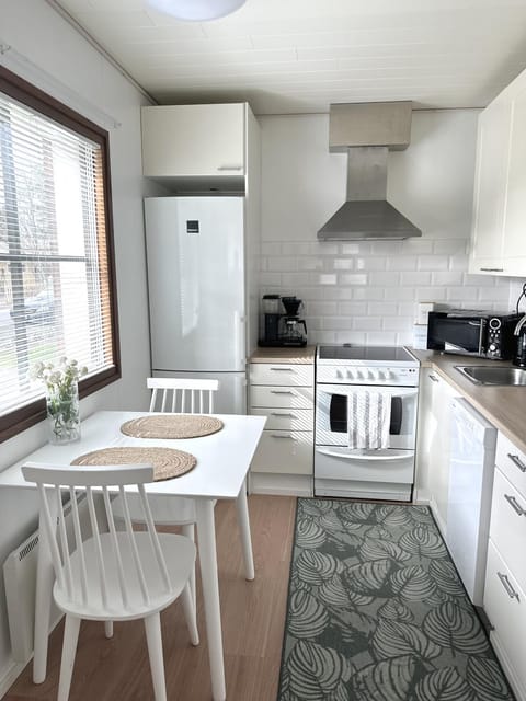 Kitchen or kitchenette, Dining area, oven, stove