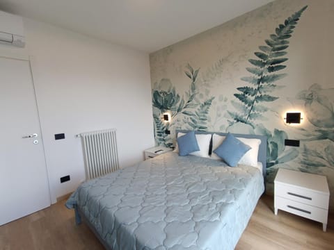 Bed, Photo of the whole room, Bedroom, internet, wardrobe