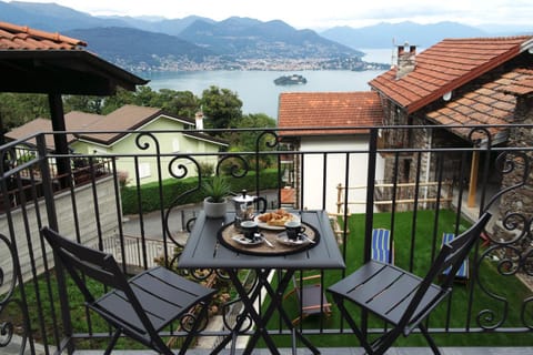 Day, View (from property/room), Balcony/Terrace, Dining area, Lake view, Mountain view