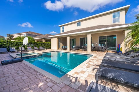 Property building, Day, Pool view, Swimming pool, sunbed