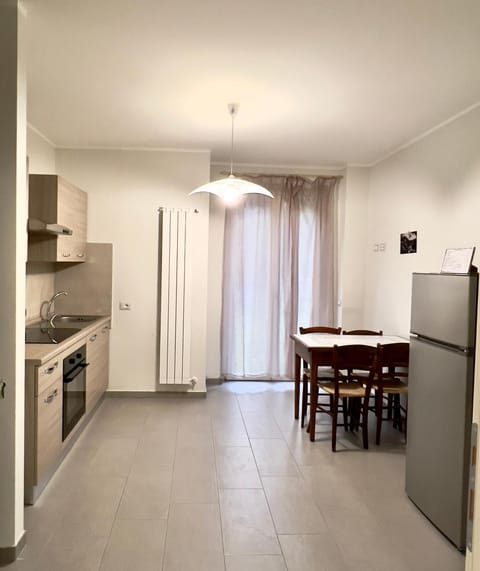 Kitchen or kitchenette, Dining area, oven, stove