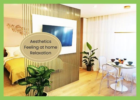 Bed, TV and multimedia, Living room, Photo of the whole room, Seating area