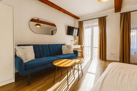 Bed, TV and multimedia, Seating area