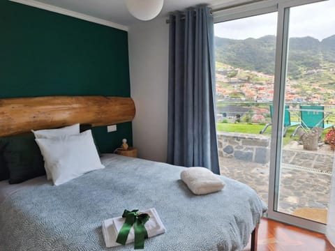 Bed, Natural landscape, View (from property/room), Bedroom, Mountain view, towels