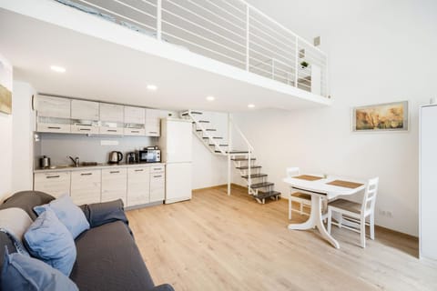 Kitchen or kitchenette, Living room, Seating area, Dining area