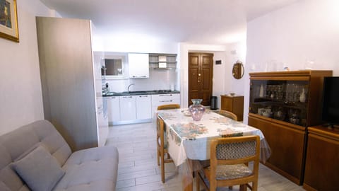 Kitchen or kitchenette, Living room, Dining area, oven, stove