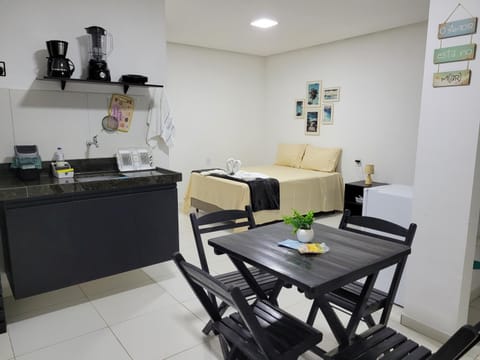 Coffee/tea facilities, Kitchen or kitchenette, Living room, Decorative detail, Seating area, Dining area, Bedroom, minibar, stove, toaster, towels