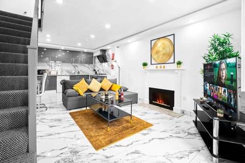 Communal lounge/ TV room, TV and multimedia, Living room, Seating area, Evening entertainment, flat iron