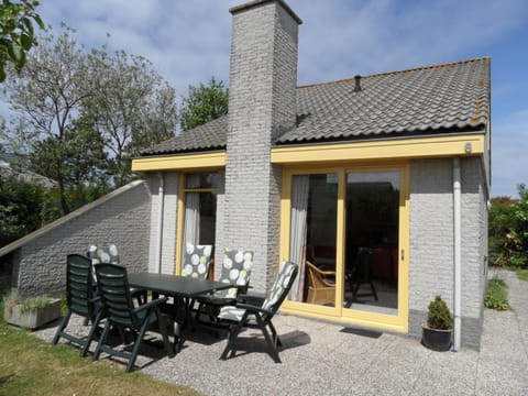 Property building, Facade/entrance, Garden view, Garden view