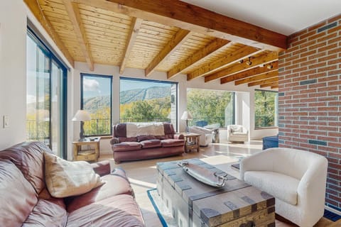 Lincoln Peak Retreat House in Warren