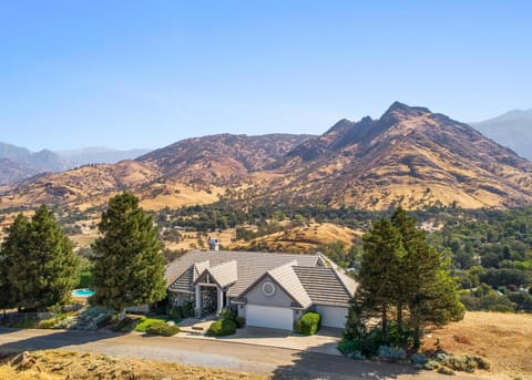 VACATION in Paradise is Real here in Sequoia Alta Vista House in Three Rivers