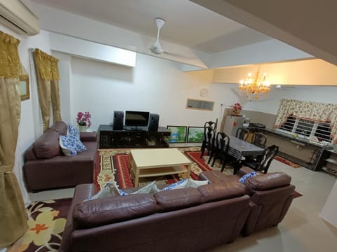 TV and multimedia, Kitchen or kitchenette, Living room, Seating area, Dining area, fireplace, minibar, pet friendly, stove, air conditioner