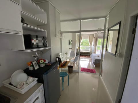 Coffee/tea facilities, Kitchen or kitchenette, Dining area, minibar, stove, toaster