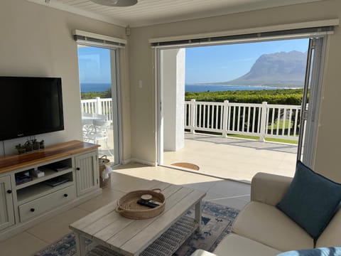 TV and multimedia, Lounge or bar, Mountain view, Sea view