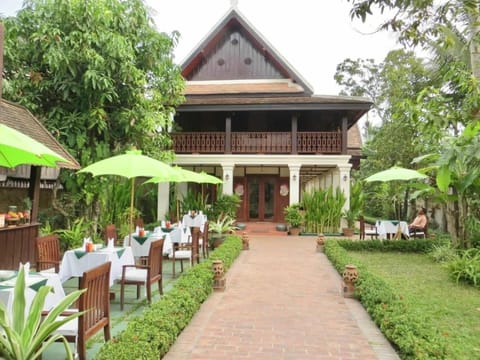 Property building, Day, Garden, Garden view