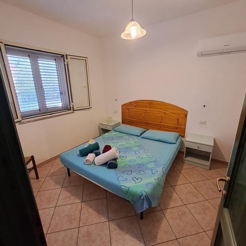 Bed, Photo of the whole room, Bedroom, towels, air conditioner