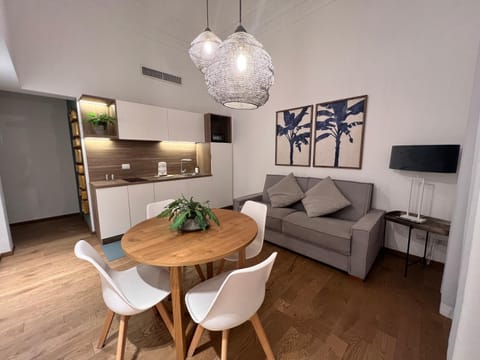 Bed, TV and multimedia, Kitchen or kitchenette, Living room, Photo of the whole room, Seating area, Dining area, minibar, oven