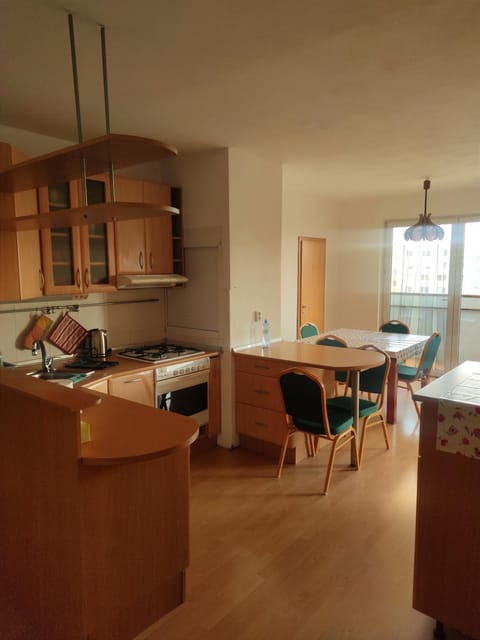 Kitchen or kitchenette, Dining area, stove