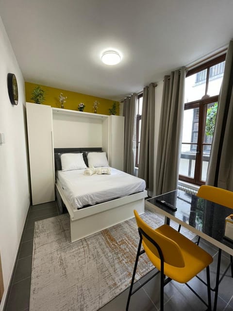 Bed, Living room, Photo of the whole room