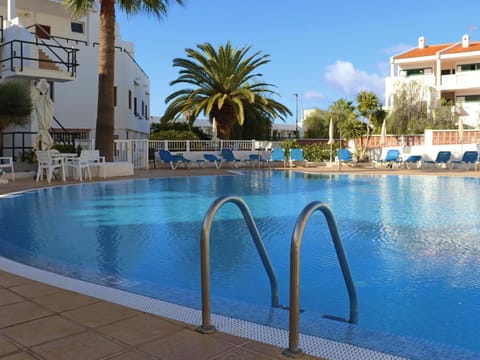 Swimming pool, sunbed
