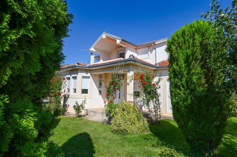 Property building, Day, Garden, Garden view