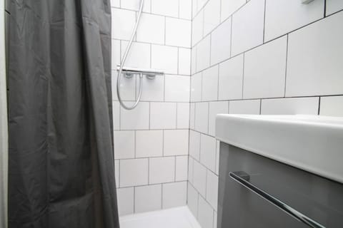 02 - Chambre avec lit double et sdb privé Wifi Apartment in Saint-Denis, France