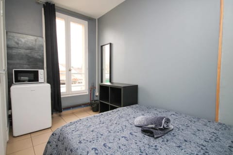 02 - Chambre avec lit double et sdb privé Wifi Apartment in Saint-Denis, France