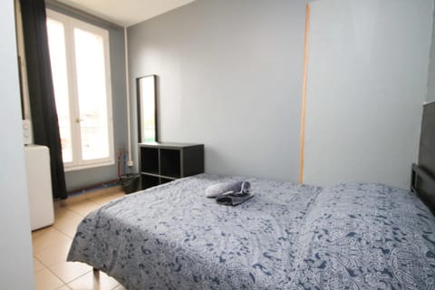 02 - Chambre avec lit double et sdb privé Wifi Apartment in Saint-Denis, France