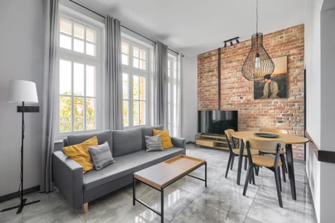 Communal lounge/ TV room, TV and multimedia, Living room, Seating area, Dining area, Evening entertainment