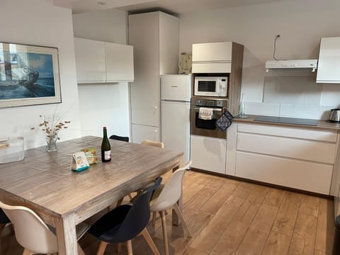 Kitchen or kitchenette, Dining area