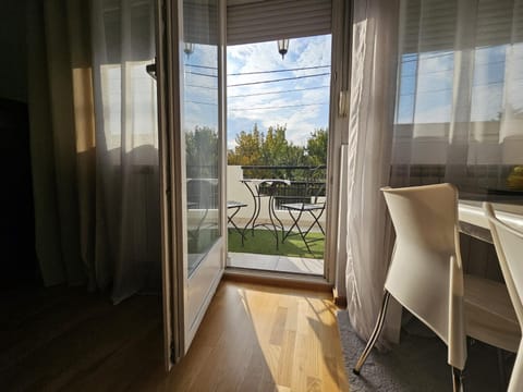 Day, Balcony/Terrace, Living room, Seating area