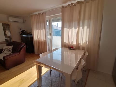 Living room, Dining area, air conditioner