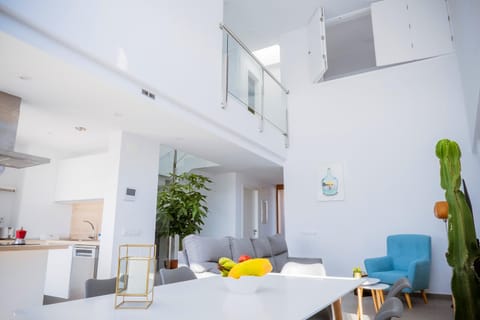 Property building, Kitchen or kitchenette, Living room, Seating area, Dining area