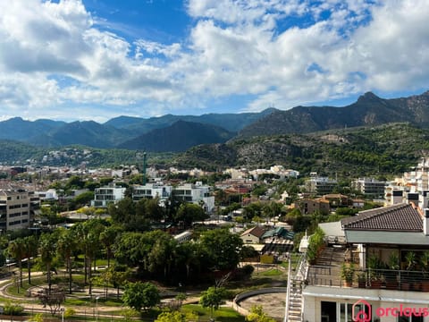 Day, Neighbourhood, Natural landscape, City view, Mountain view, Street view