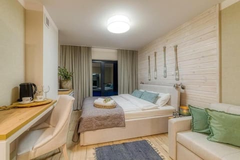 Bed, TV and multimedia, Living room, Photo of the whole room, Seating area, Bedroom